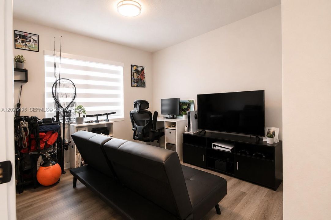 For Sale: $340,000 (3 beds, 3 baths, 1425 Square Feet)