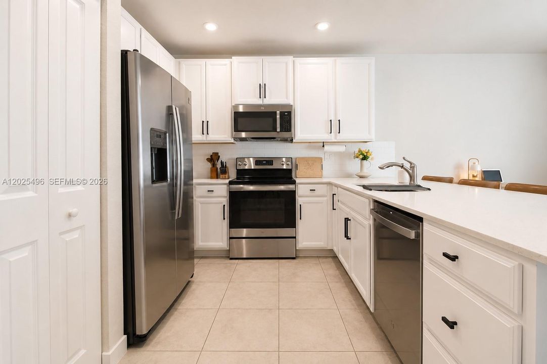 For Sale: $340,000 (3 beds, 3 baths, 1425 Square Feet)