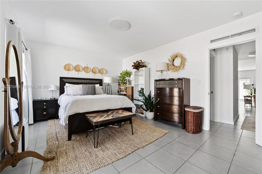 : $550,000 (2 beds, 2 baths, 1080 Square Feet)