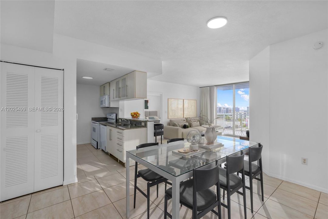 En Venta: $399,000 (2 camas, 2 baños, 1087 Pies cuadrados)