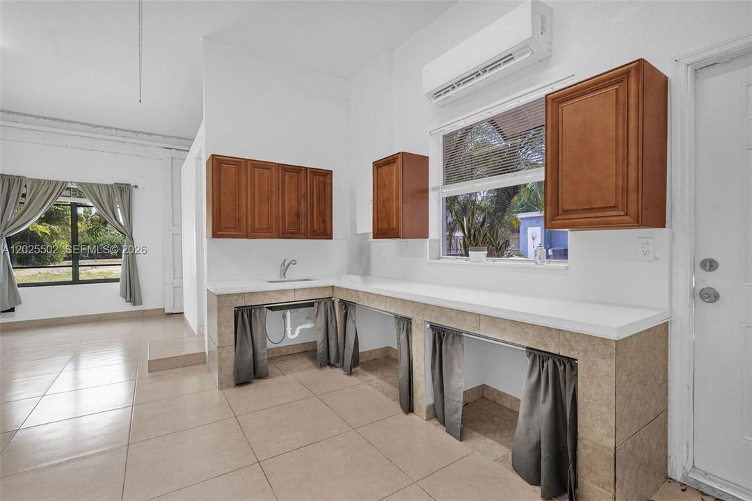 Active With Contract: $1,250 (0 beds, 1 baths, 360 Square Feet)