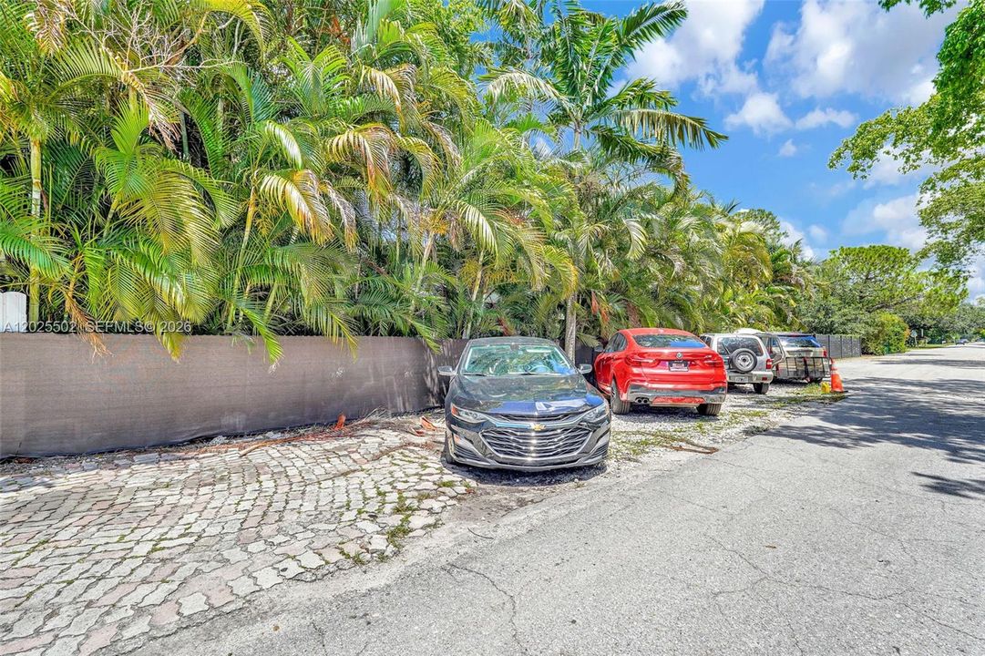 Active With Contract: $1,250 (0 beds, 1 baths, 360 Square Feet)