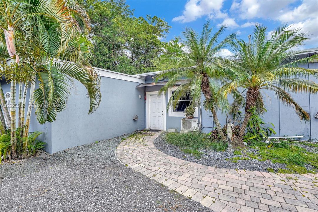 Active With Contract: $1,250 (0 beds, 1 baths, 360 Square Feet)