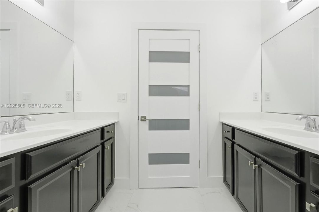 На продажу: $650,000 (5 спален, 3 ванн, 2556 Квадратных фут)