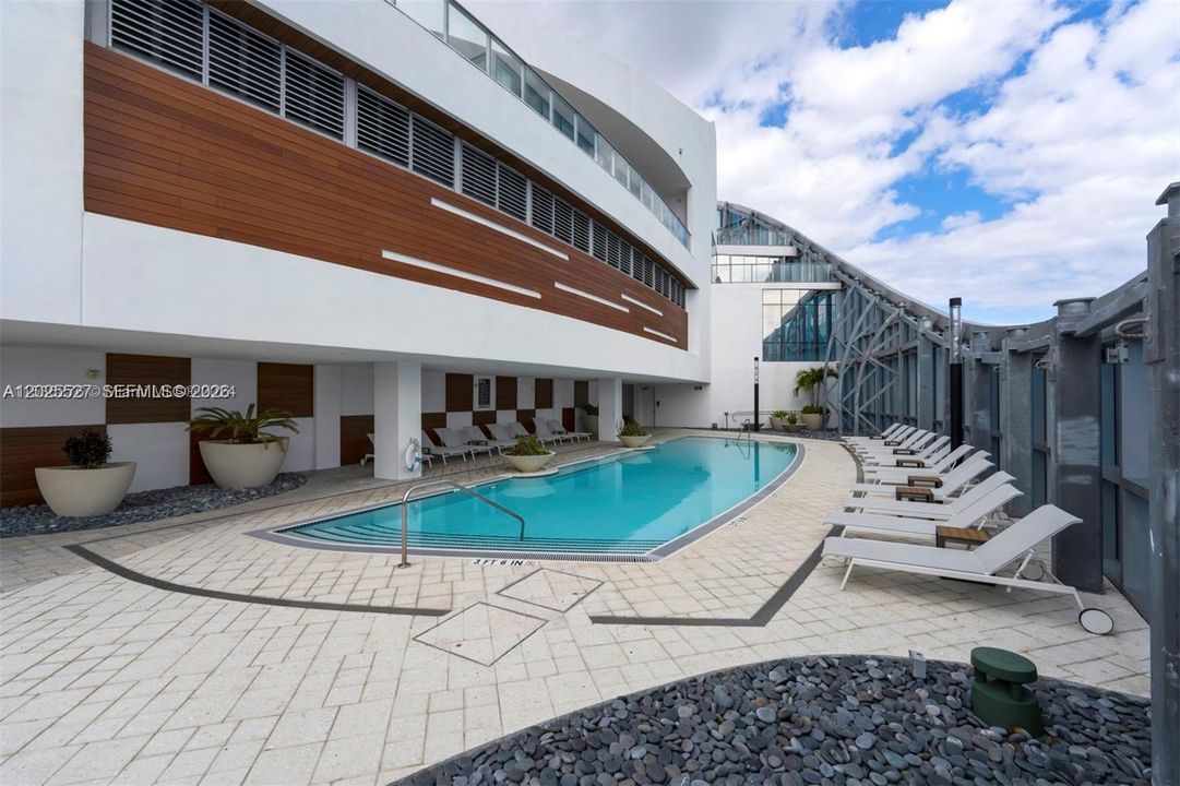 For Rent: $8,500 (2 beds, 3 baths, 1559 Square Feet)