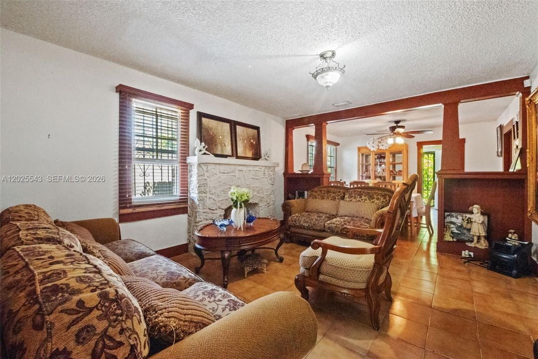 For Sale: $545,000 (2 beds, 1 baths, 1092 Square Feet)