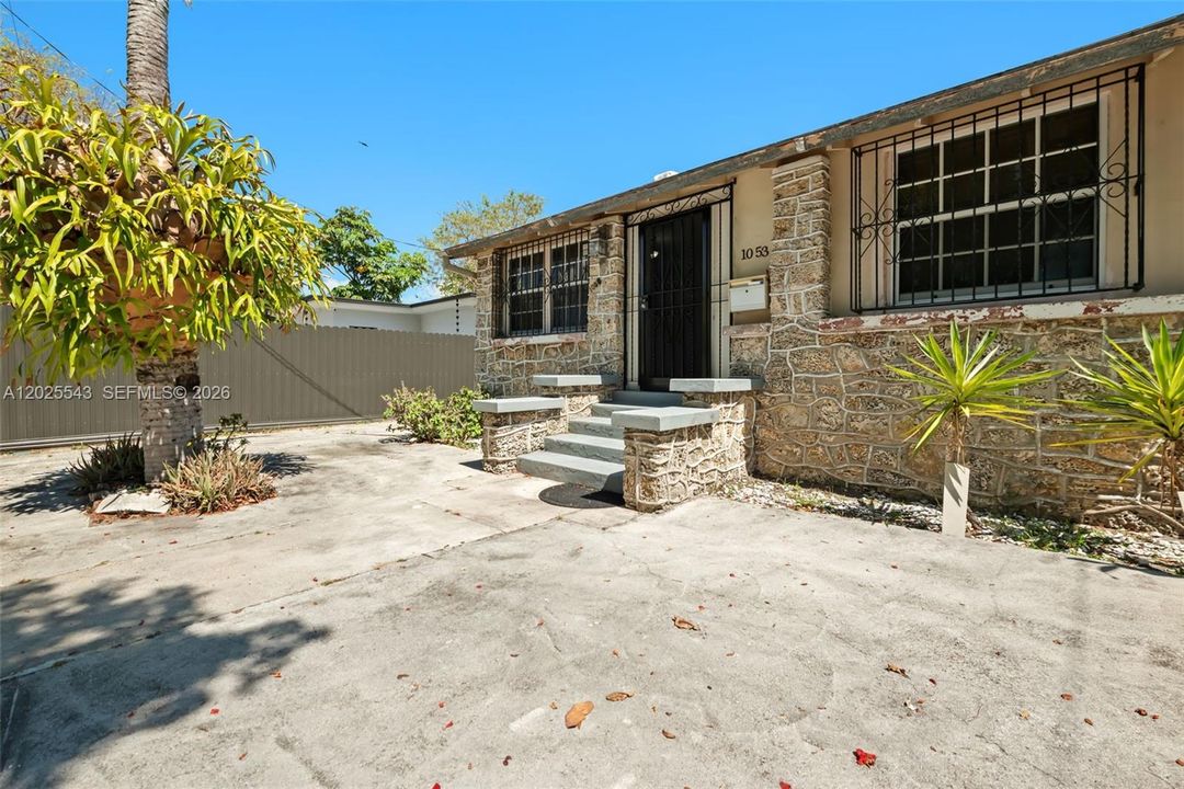 For Sale: $545,000 (2 beds, 1 baths, 1092 Square Feet)