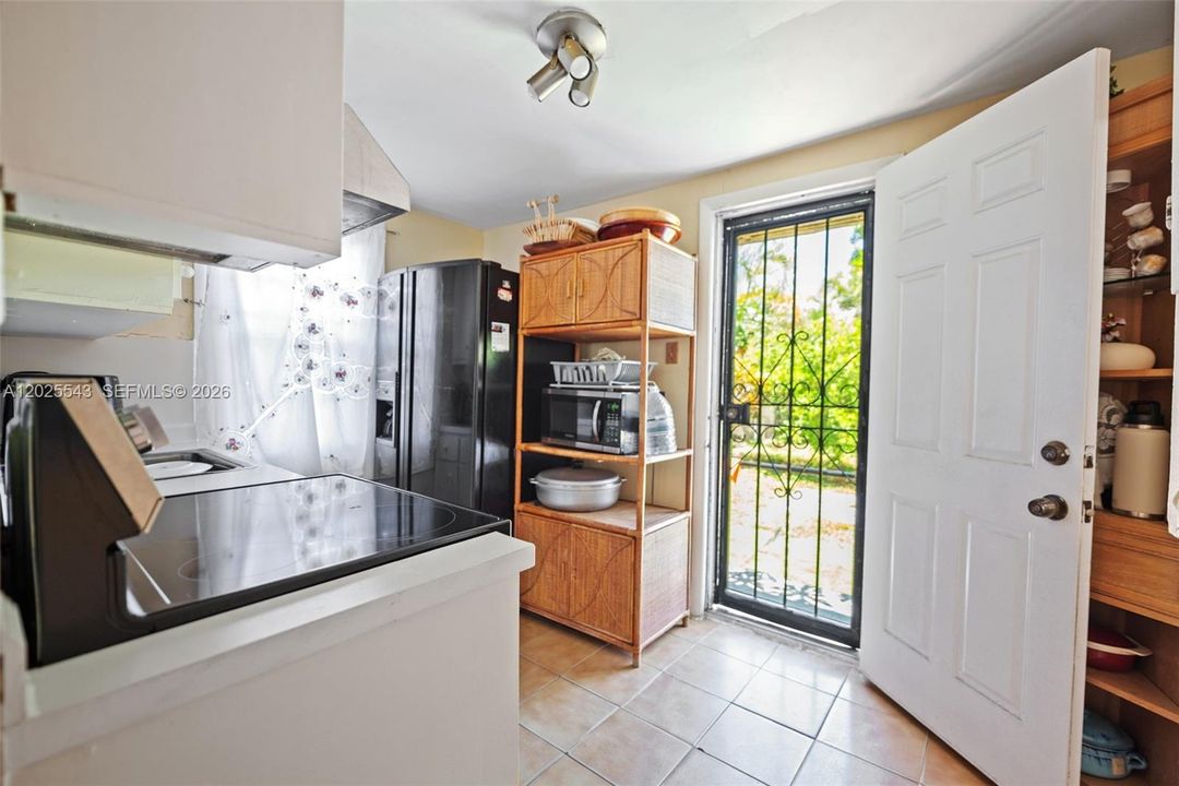 For Sale: $545,000 (2 beds, 1 baths, 1092 Square Feet)