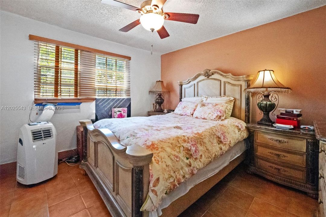 For Sale: $545,000 (2 beds, 1 baths, 1092 Square Feet)