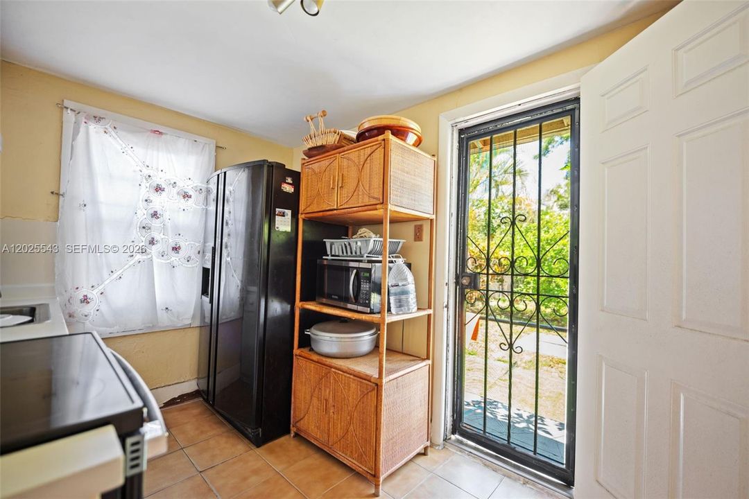 For Sale: $545,000 (2 beds, 1 baths, 1092 Square Feet)