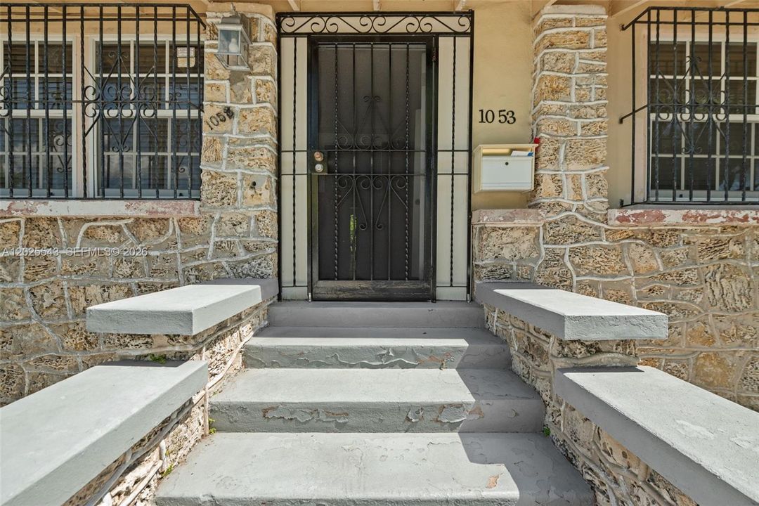 For Sale: $545,000 (2 beds, 1 baths, 1092 Square Feet)