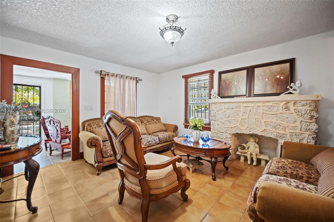 For Sale: $545,000 (2 beds, 1 baths, 1092 Square Feet)