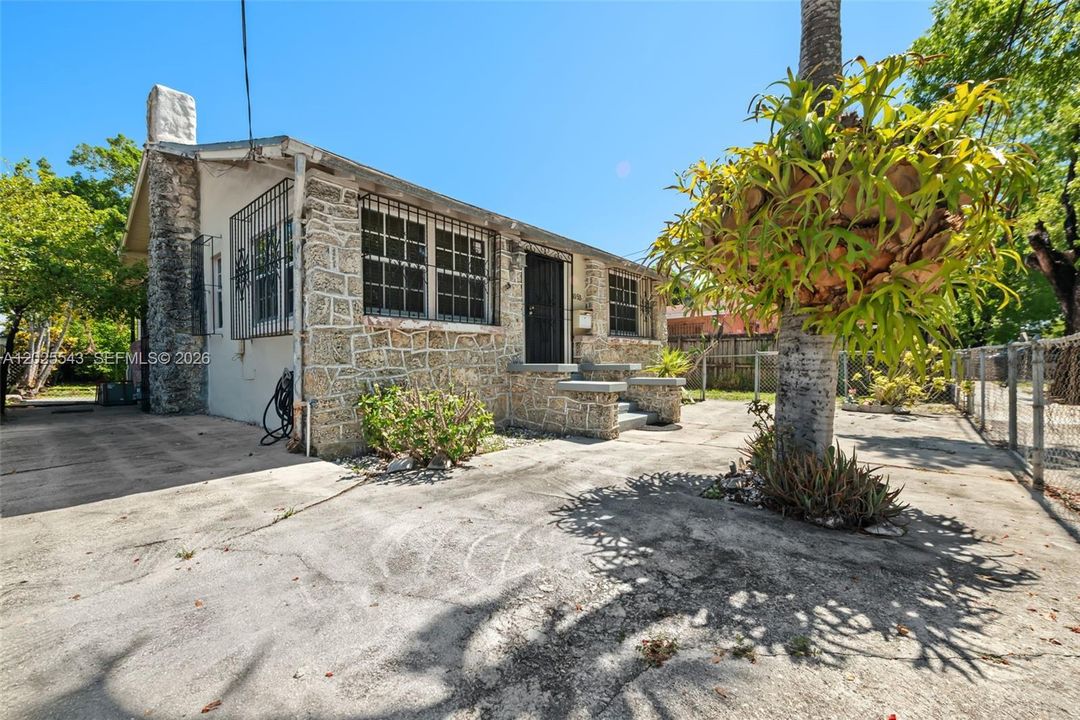 For Sale: $545,000 (2 beds, 1 baths, 1092 Square Feet)