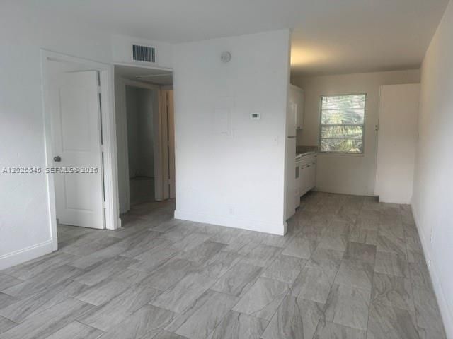 For Rent: $1,700 (2 beds, 1 baths, 9300 Square Feet)