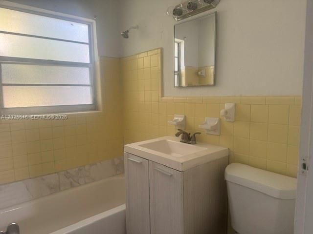 For Rent: $1,700 (2 beds, 1 baths, 9300 Square Feet)