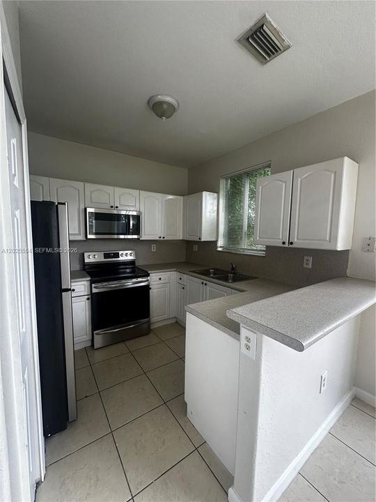 Active With Contract: $2,400 (4 beds, 3 baths, 1423 Square Feet)