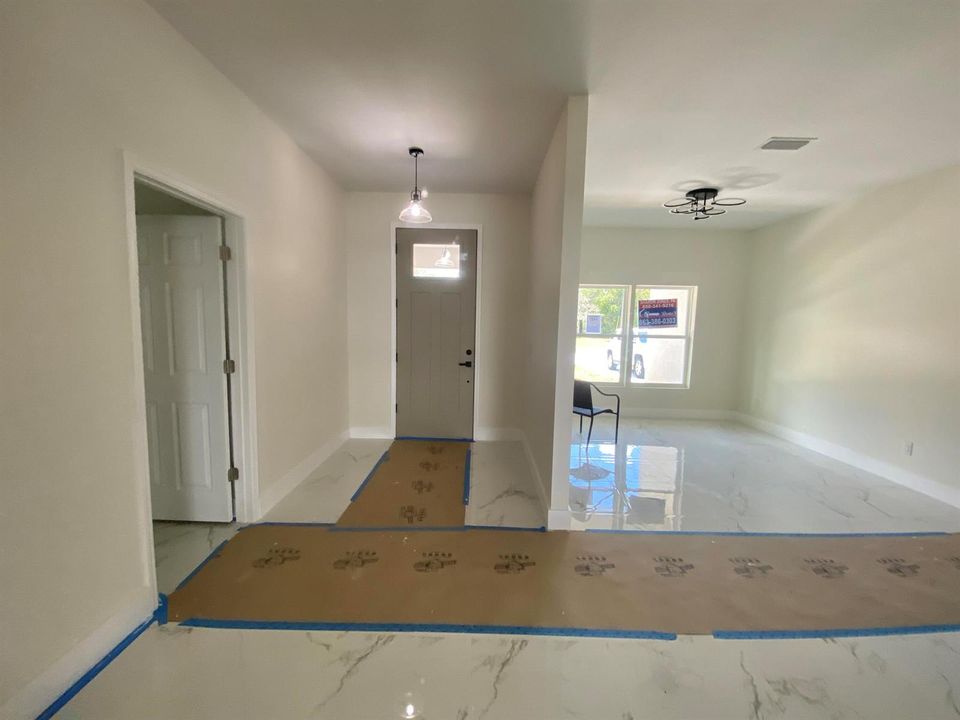 foyer/dining area