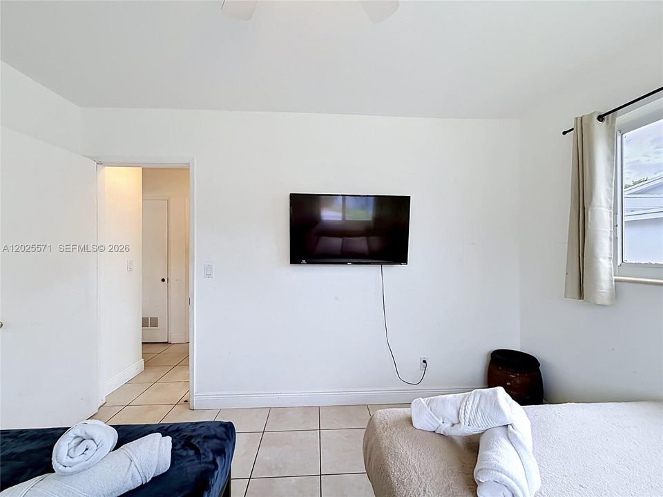 For Sale: $1,400,000 (3 beds, 2 baths, 1375 Square Feet)