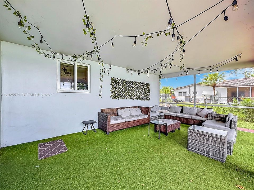 For Sale: $1,400,000 (3 beds, 2 baths, 1375 Square Feet)