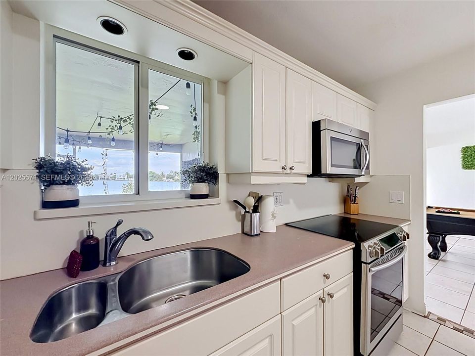 For Sale: $1,400,000 (3 beds, 2 baths, 1375 Square Feet)
