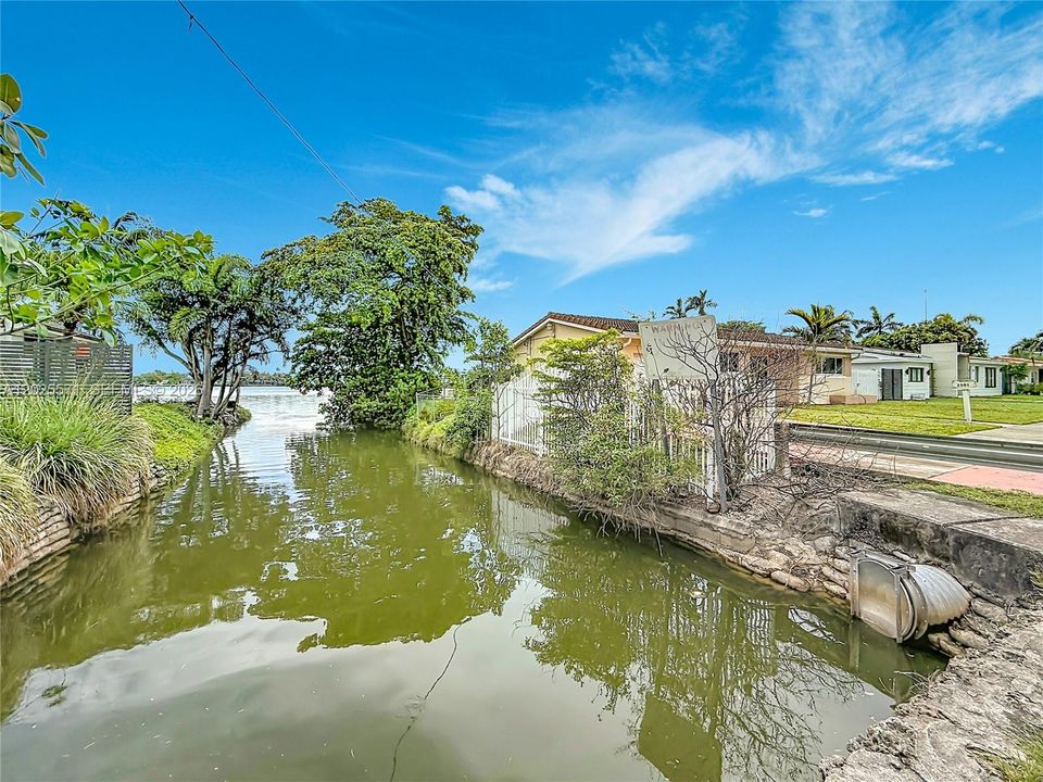 For Sale: $1,400,000 (3 beds, 2 baths, 1375 Square Feet)