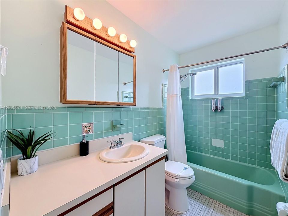 For Sale: $1,400,000 (3 beds, 2 baths, 1375 Square Feet)