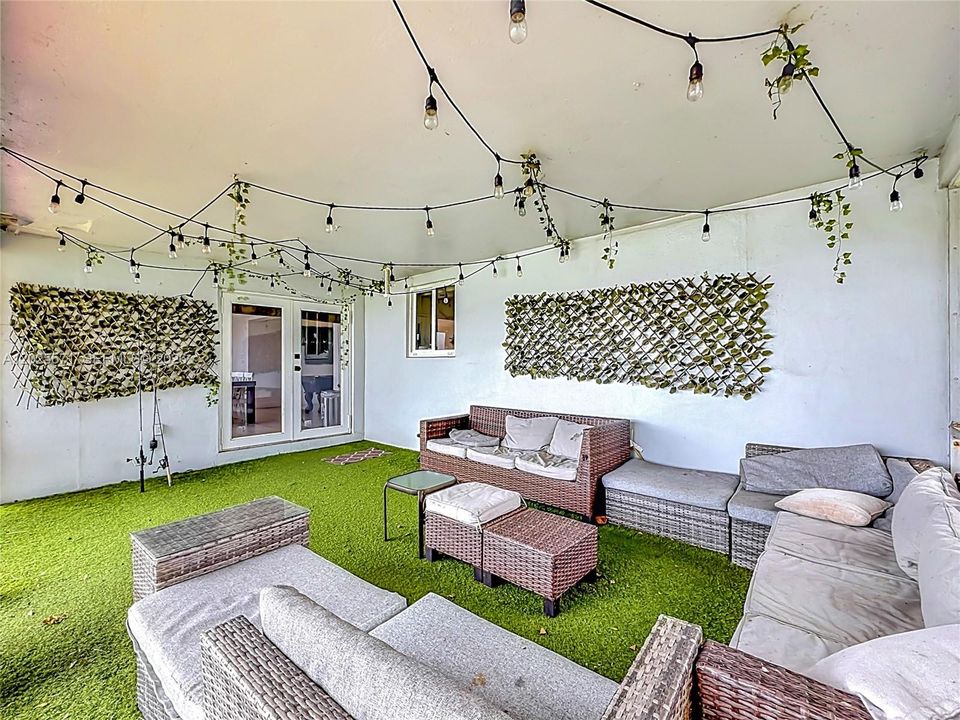 For Sale: $1,400,000 (3 beds, 2 baths, 1375 Square Feet)