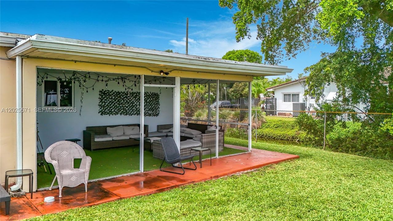 For Sale: $1,400,000 (3 beds, 2 baths, 1375 Square Feet)