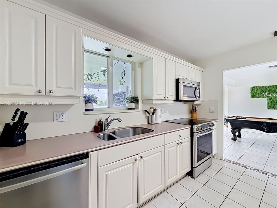 For Sale: $1,400,000 (3 beds, 2 baths, 1375 Square Feet)