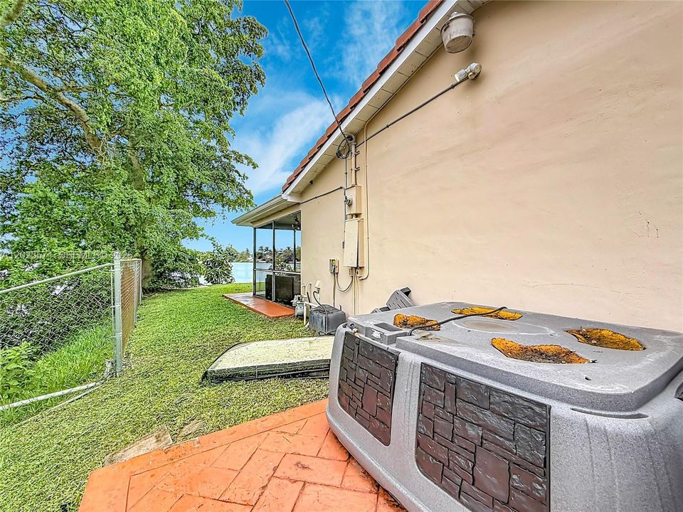 For Sale: $1,400,000 (3 beds, 2 baths, 1375 Square Feet)