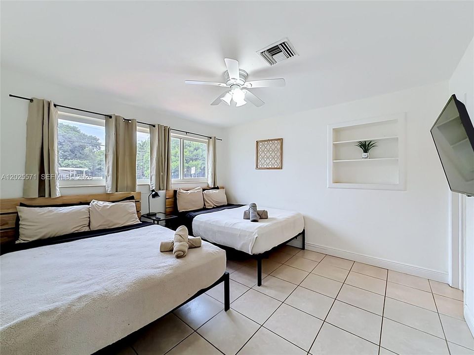 For Sale: $1,400,000 (3 beds, 2 baths, 1375 Square Feet)
