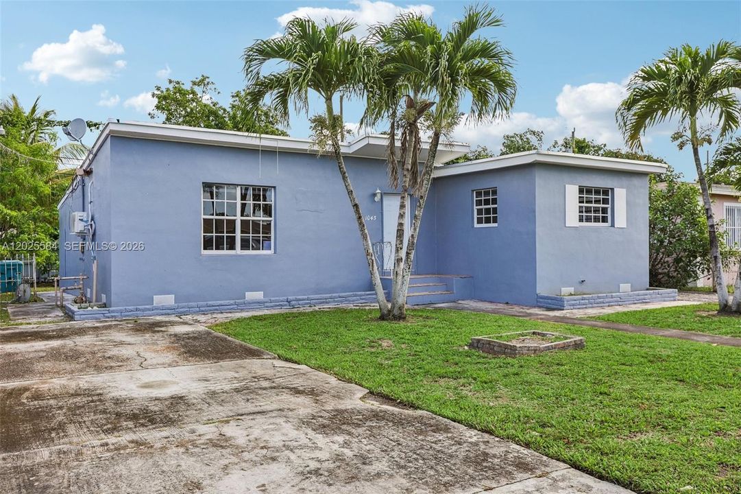 For Rent: $2,700 (3 beds, 1 baths, 1160 Square Feet)