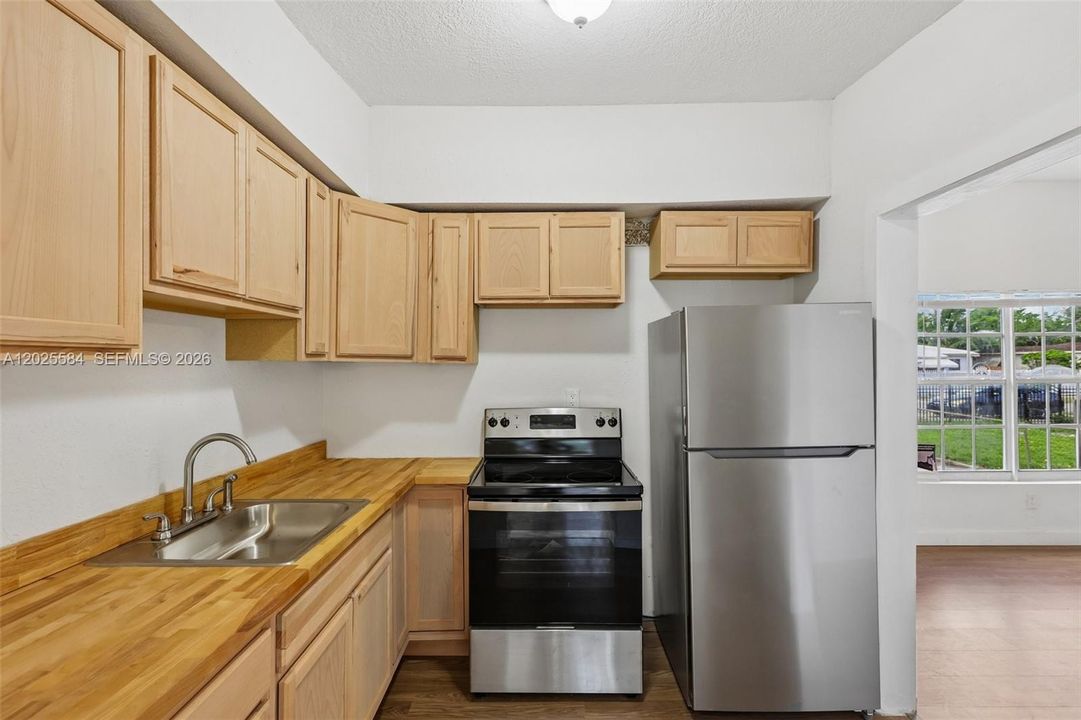 For Rent: $2,700 (3 beds, 1 baths, 1160 Square Feet)