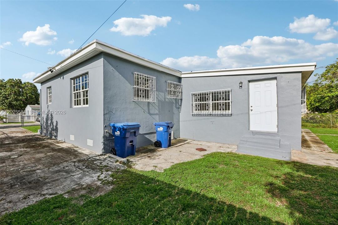 For Rent: $2,700 (3 beds, 1 baths, 1160 Square Feet)