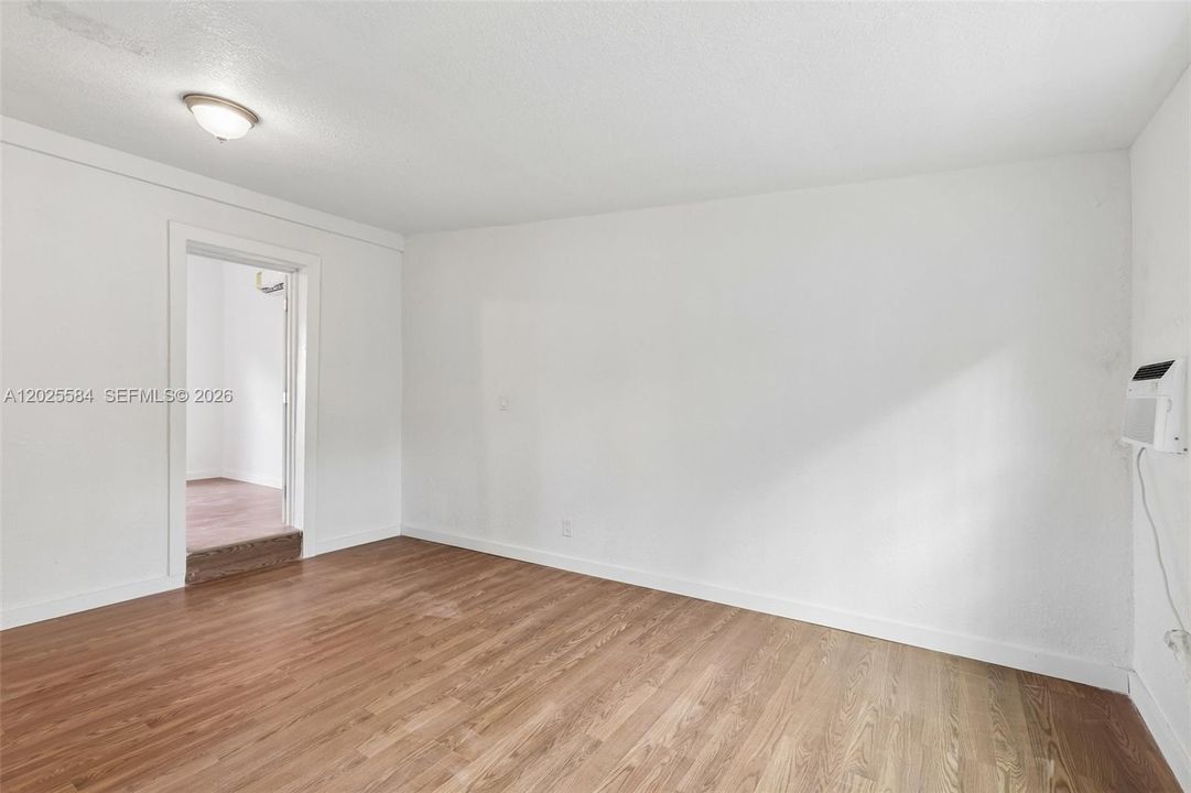 For Rent: $2,700 (3 beds, 1 baths, 1160 Square Feet)