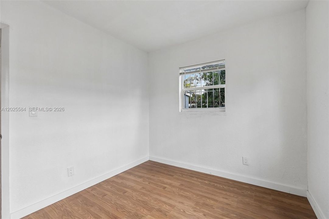 For Rent: $2,700 (3 beds, 1 baths, 1160 Square Feet)