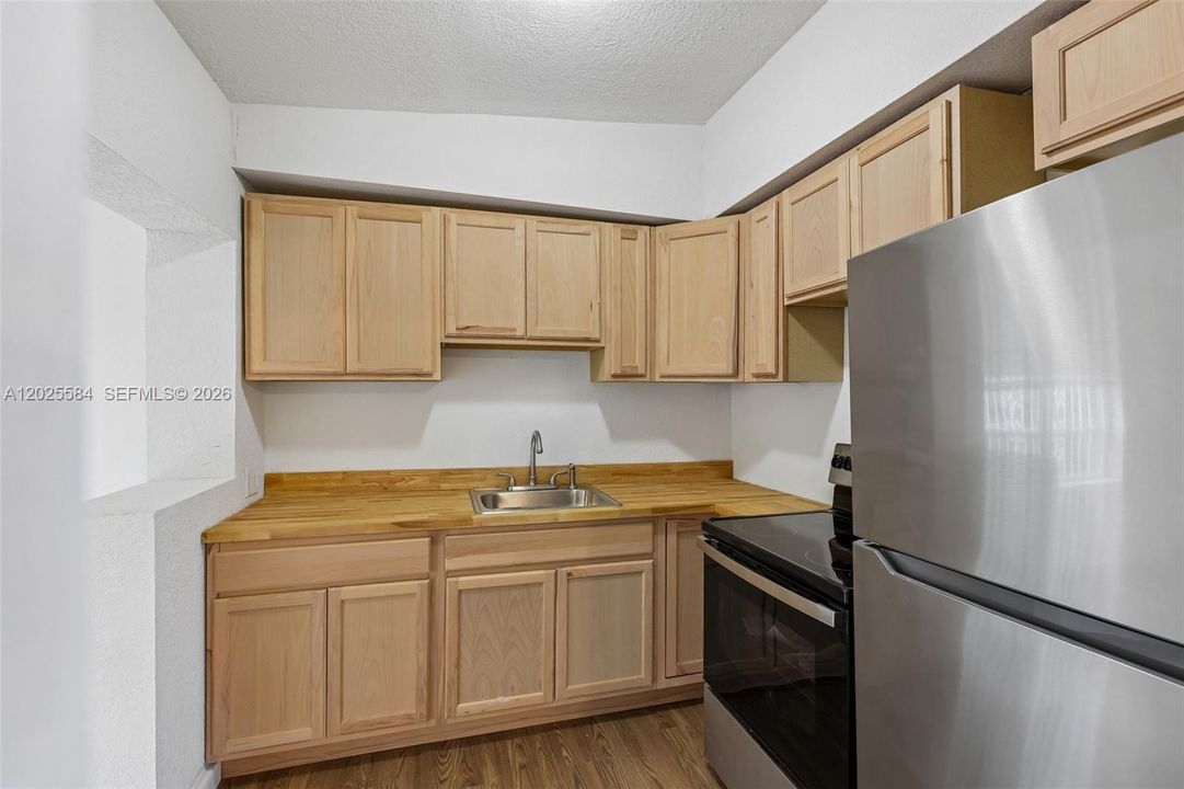 For Rent: $2,700 (3 beds, 1 baths, 1160 Square Feet)