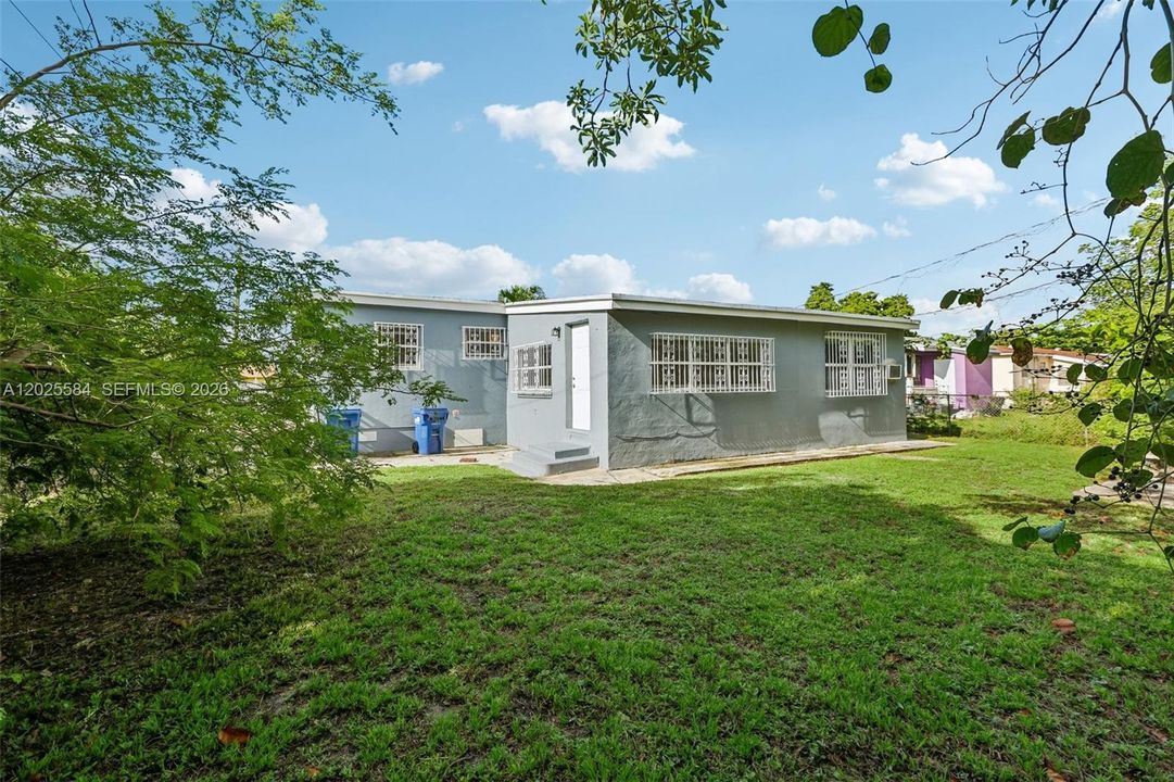 For Rent: $2,700 (3 beds, 1 baths, 1160 Square Feet)