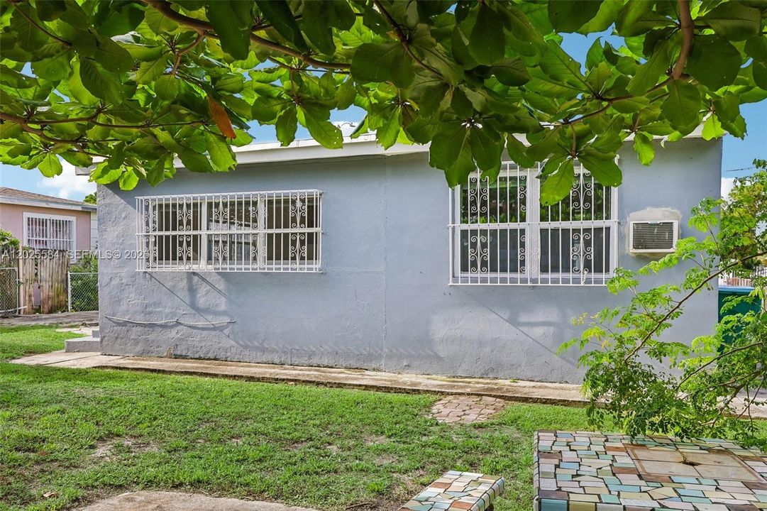 For Rent: $2,700 (3 beds, 1 baths, 1160 Square Feet)