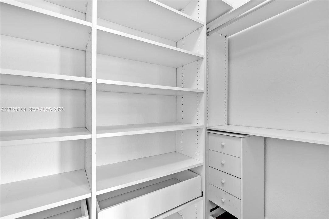 WALK-IN CLOSET BEDROOM No. 3