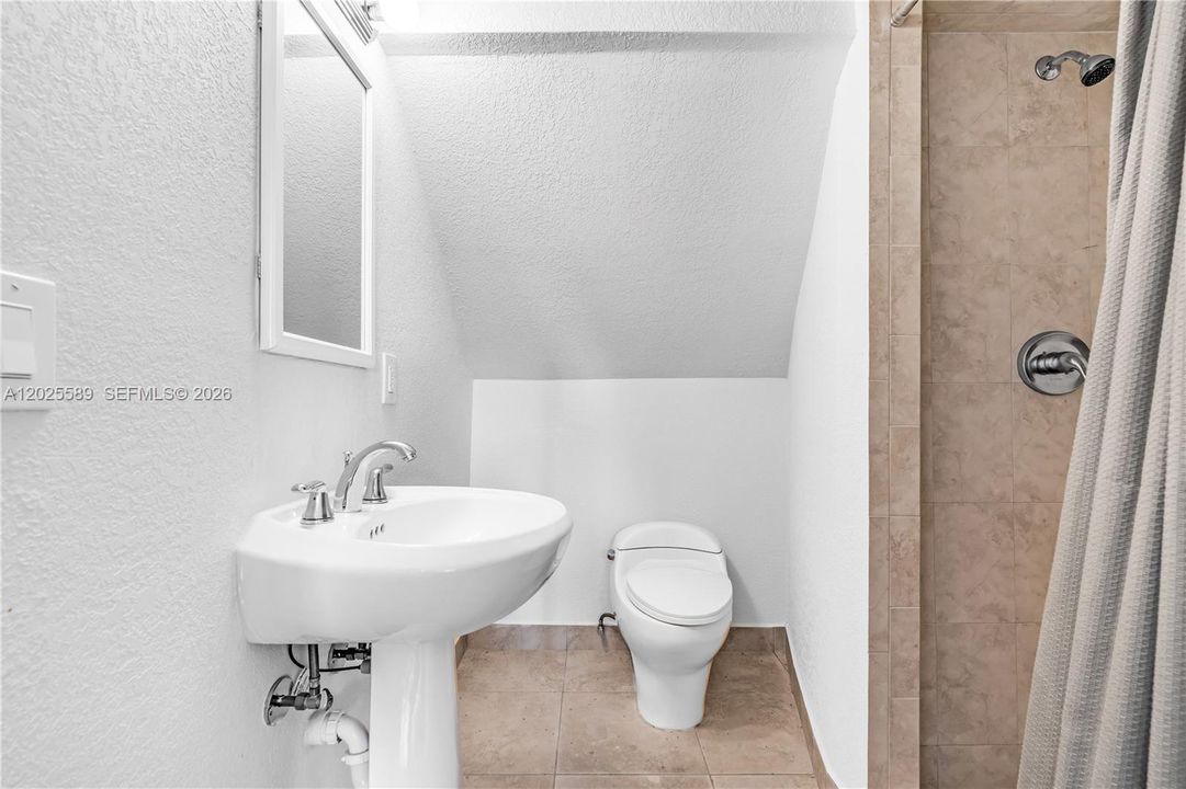 BATHROOM BEDROOM No. 6