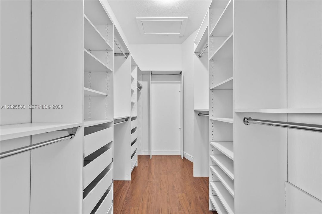 MASTER WALK-IN CLOSET HERS