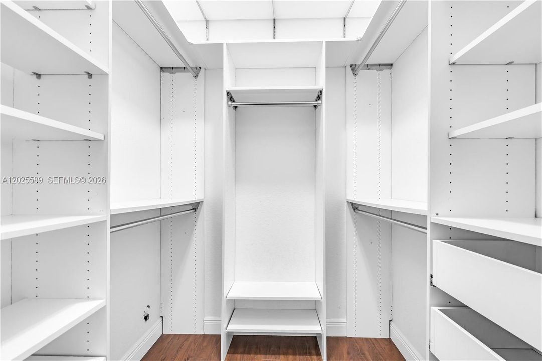MASTER WALK-IN CLOSET HIS