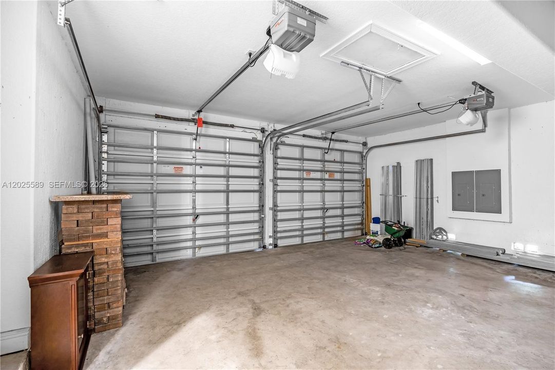 2 CAR-GARAGE