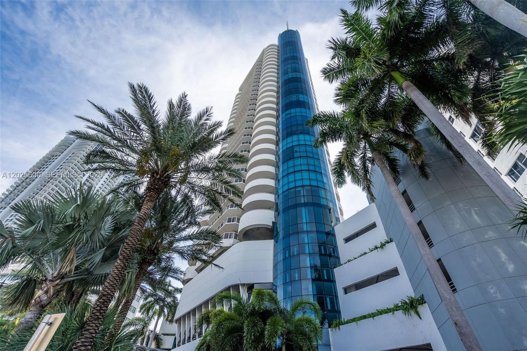 For Sale: $1,190,000 (2 beds, 2 baths, 1340 Square Feet)