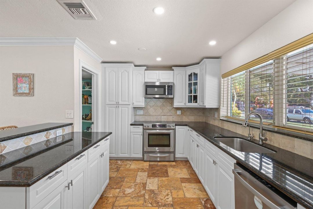 1082 Southwest 3rd St - 14.jpg-SMALL