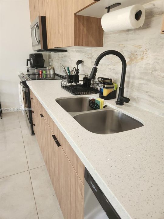 For Rent: $1,300 (0 beds, 1 baths, 1398 Square Feet)