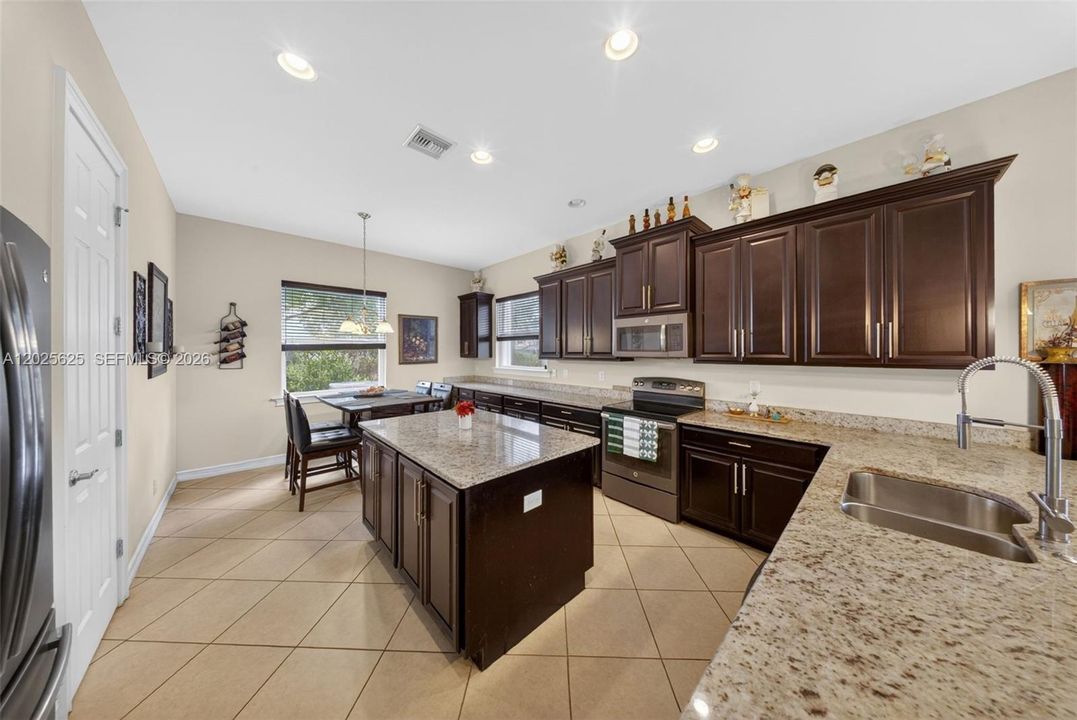 For Sale: $620,000 (5 beds, 4 baths, 3586 Square Feet)