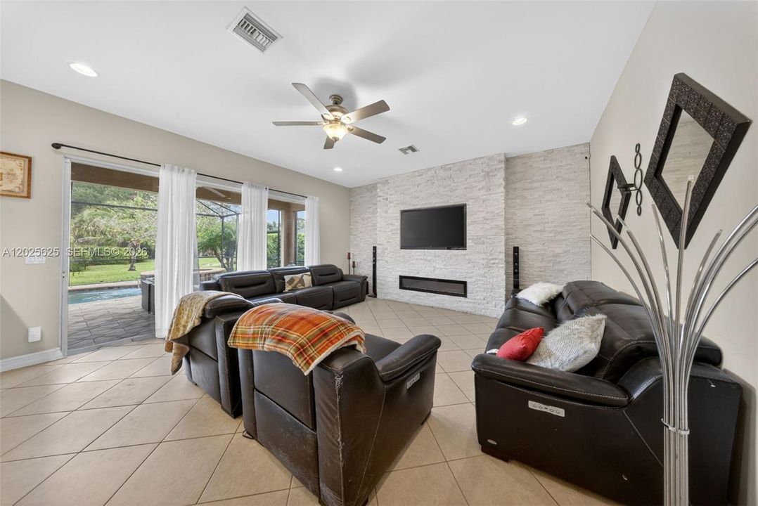 For Sale: $620,000 (5 beds, 4 baths, 3586 Square Feet)