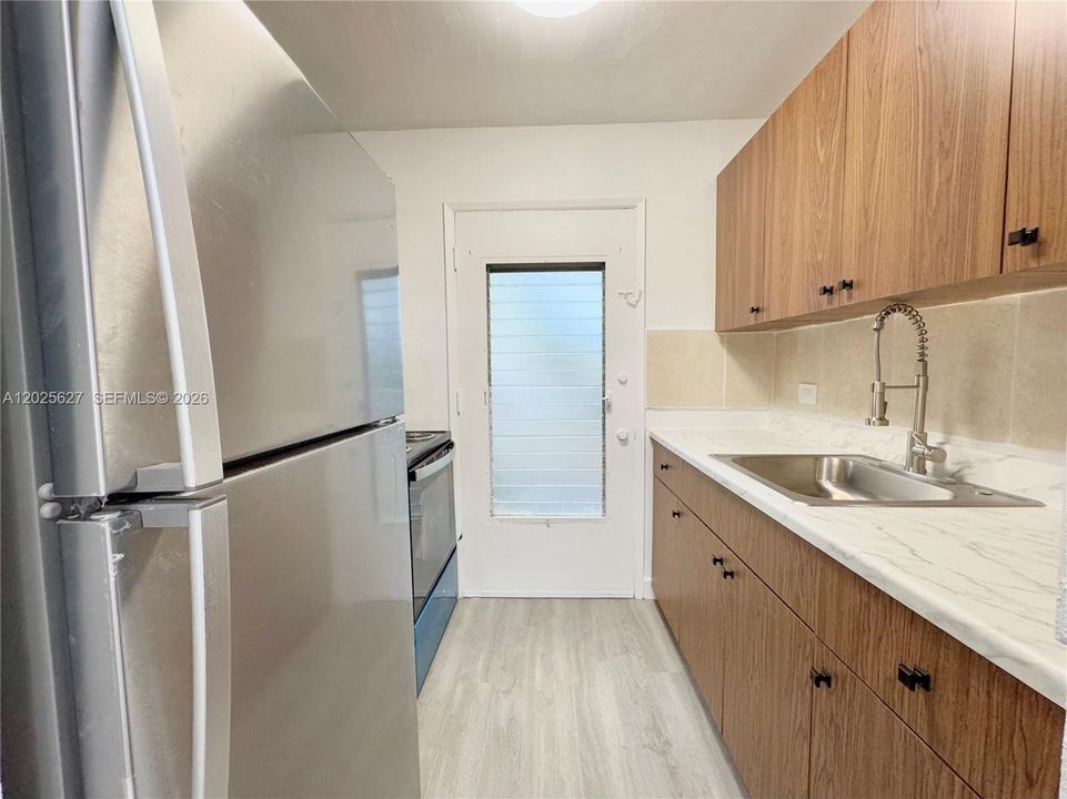 出租: $1,750 (1 贝兹, 1 浴室, 9968 平方英尺)